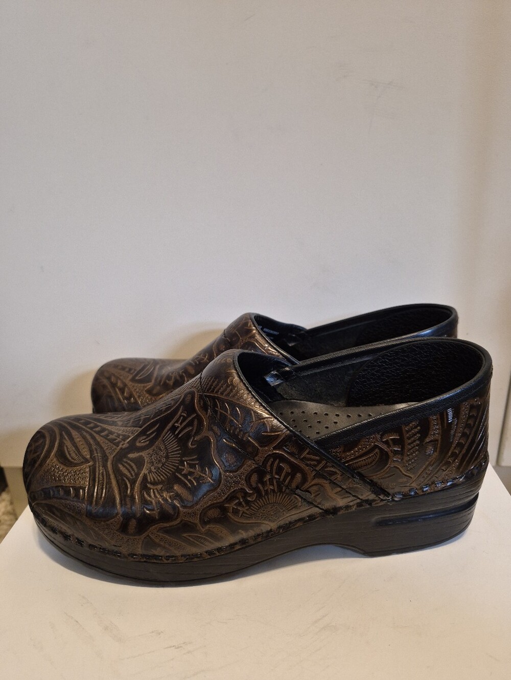 Dansko Professional Brown "Tooled" Leather Closed Back Clogs Sz.8/38 Ret. $145